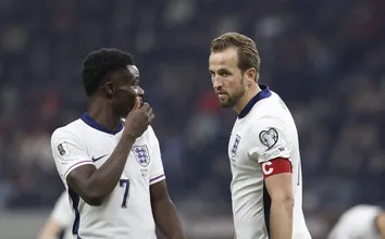 &lsquo;Eles n&atilde;o s&atilde;o porta-vozes pol&iacute;ticos&rsquo;: Jogadores ingleses buscam apoio para temas sociais