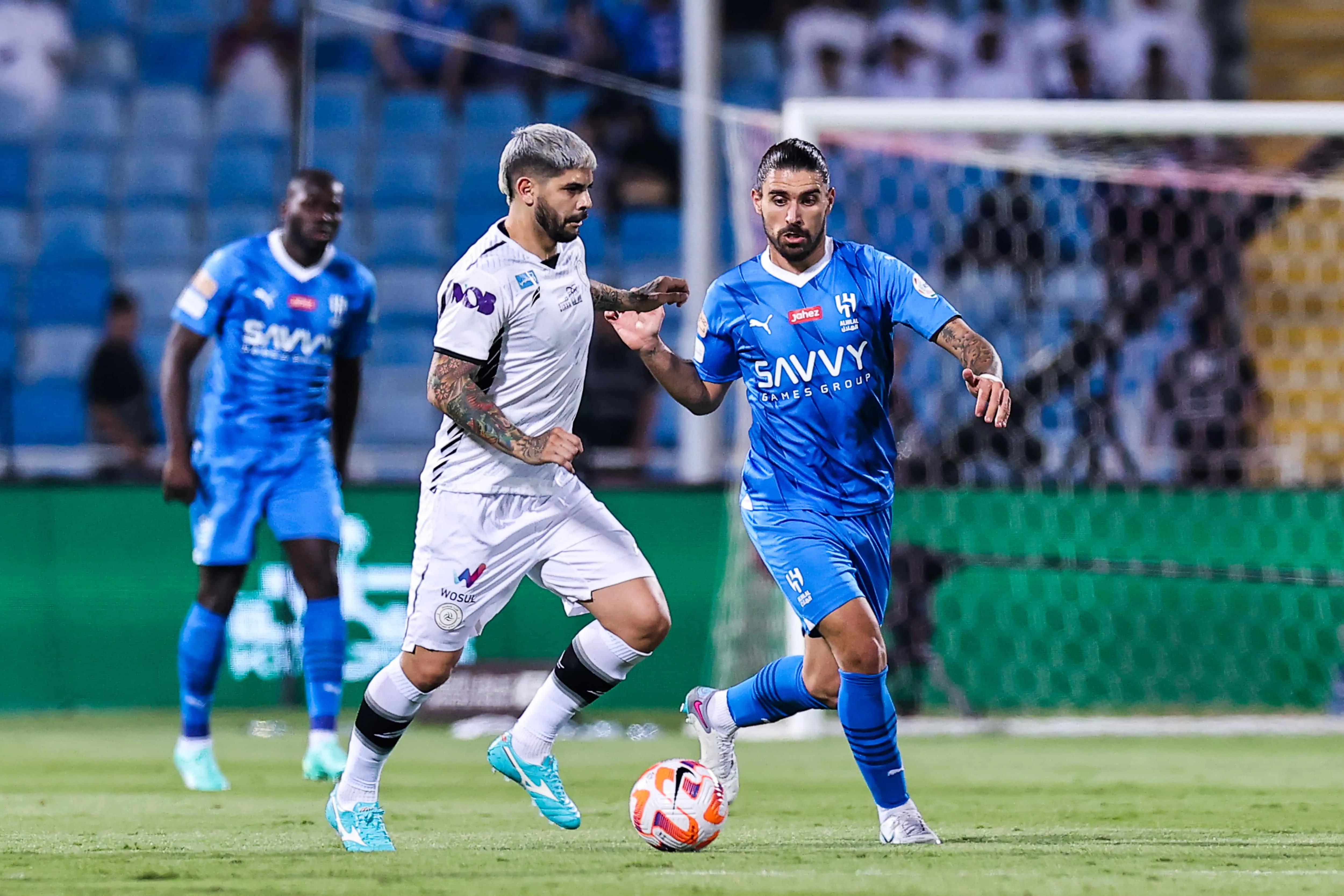 Com gol rel&acirc;mpago, Al-Hilal vence cl&aacute;ssico agitado diante do Al-Ahli e se isola na lideran&ccedil;a do Campeonato Saudita