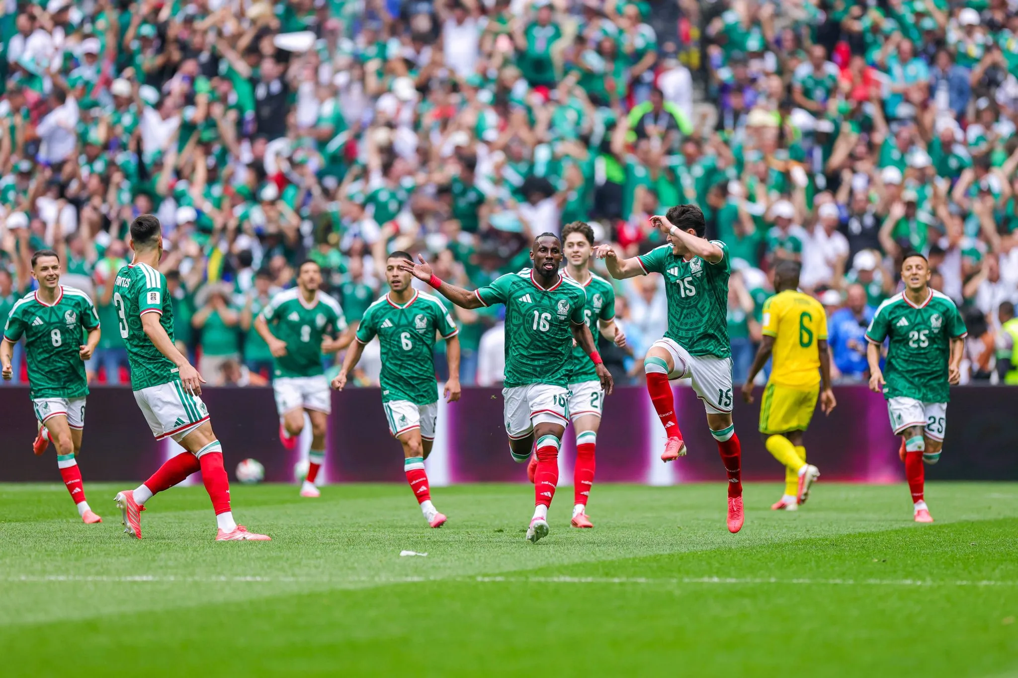 Jogadores do M&eacute;xico celebram gol de Juli&aacute;n Qui&ntilde;ones 