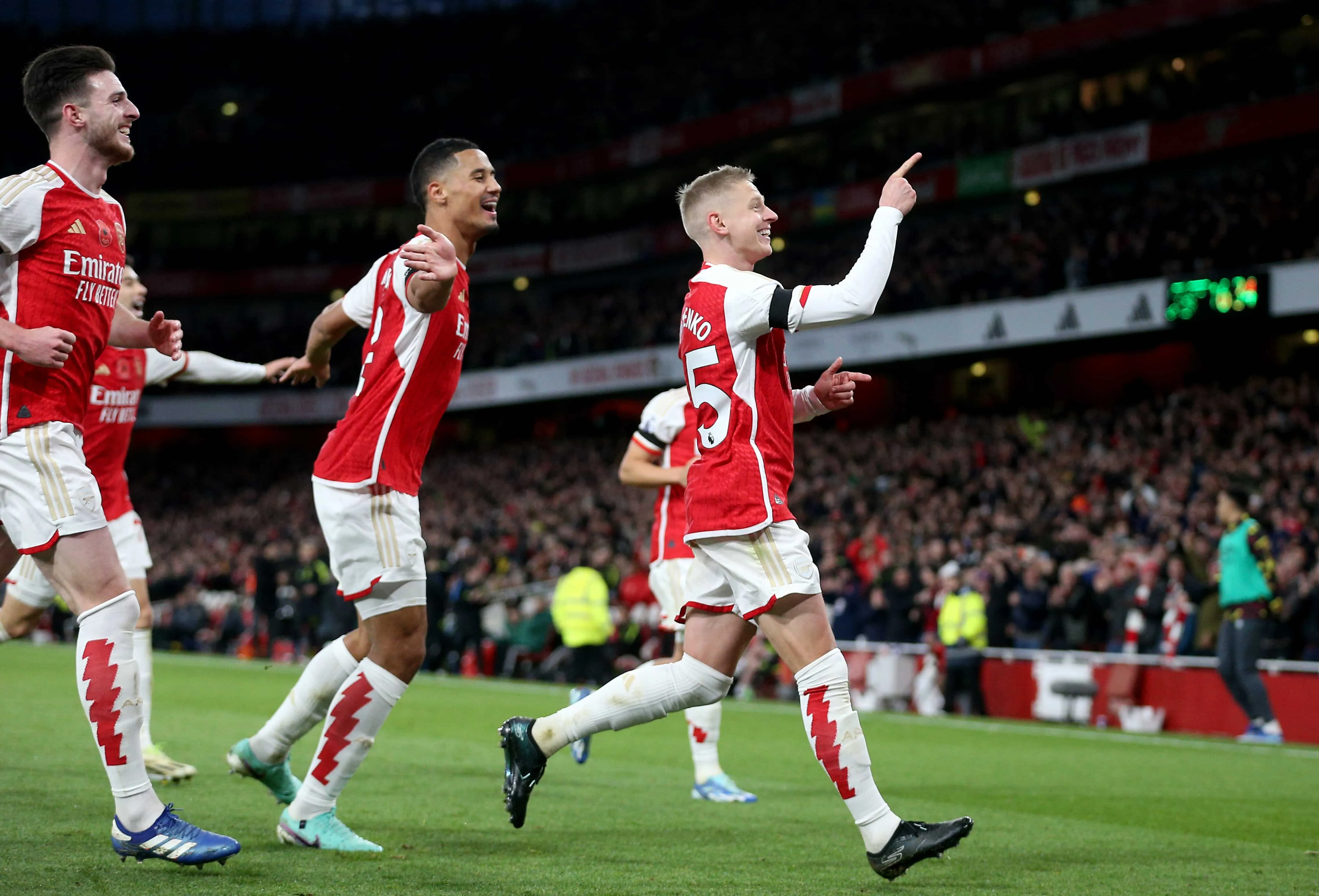 Arsenal encontra al&iacute;vio na bola a&eacute;rea, bombardeia e vence o Burnley tranquilamente