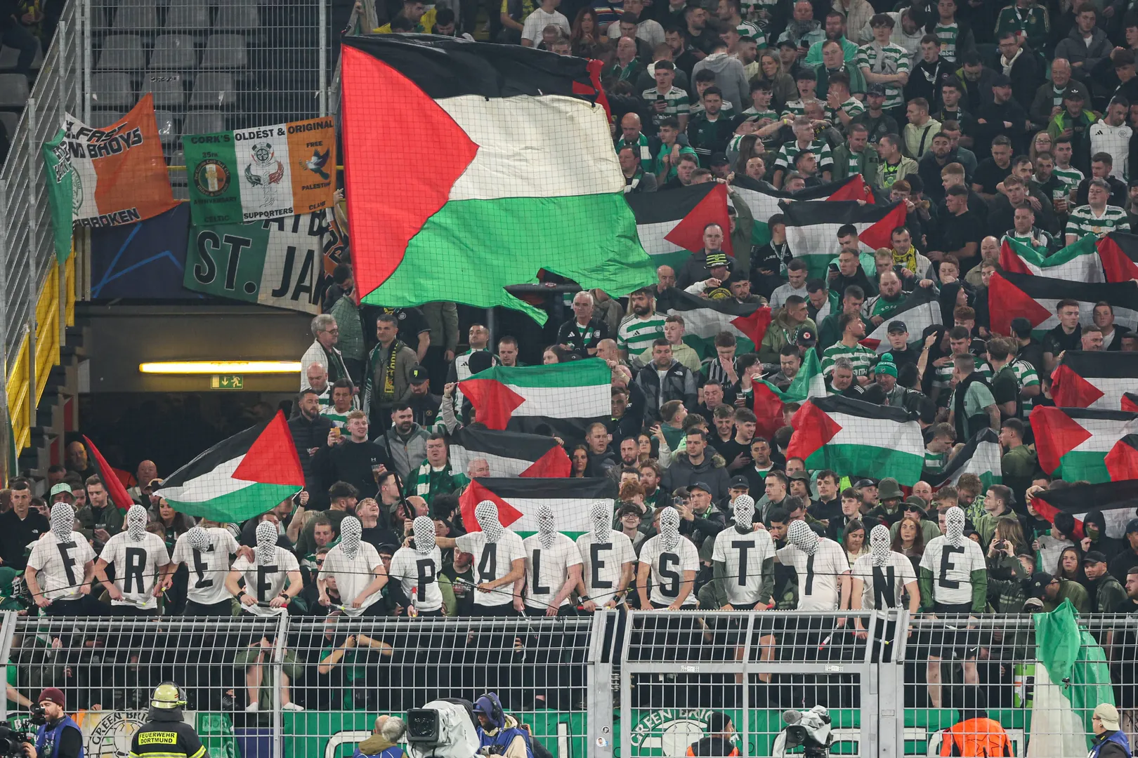 Torcida do Celtic exibe bandeiras e protestam a favor da Palestina Foto: (Imago)