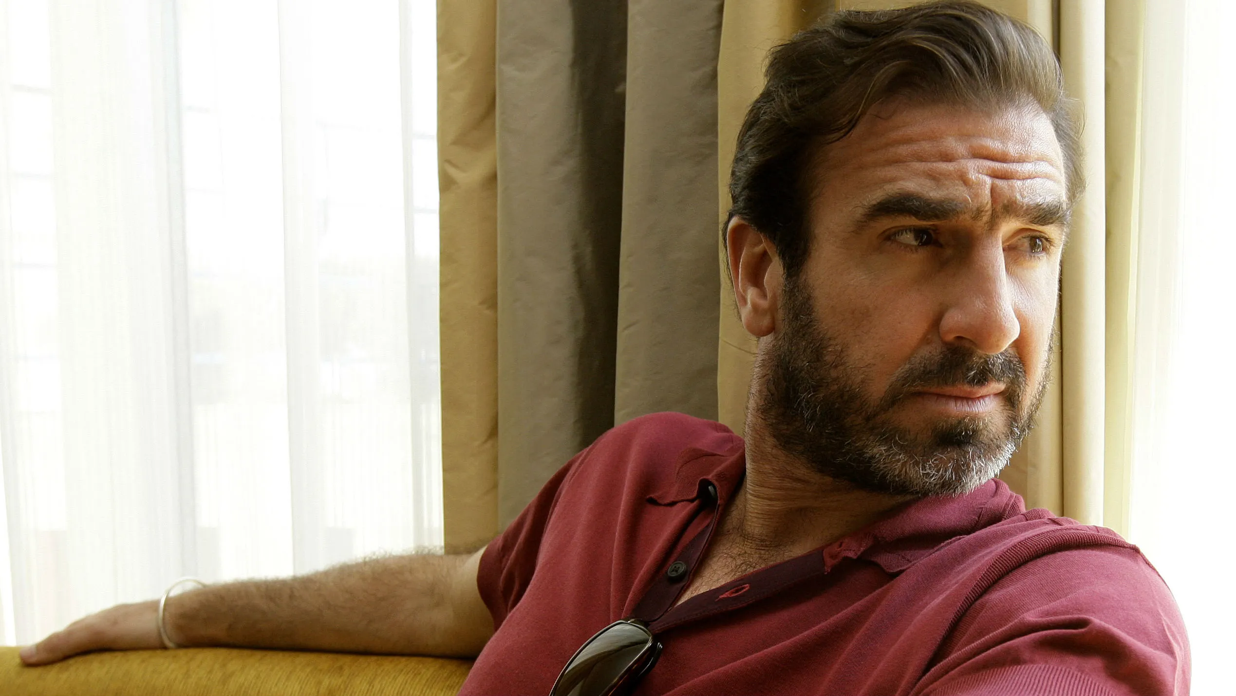 Cantona voltar&aacute; para Manchester, mas dessa vez para viver um instrutor de nado sincronizado