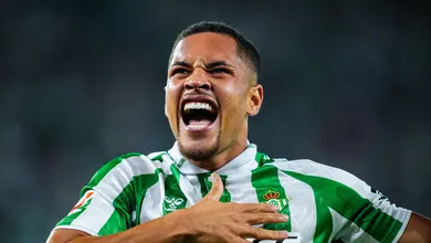 Vitor Roque marca o primeiro pelo Betis e revela meta de gols para a temporada