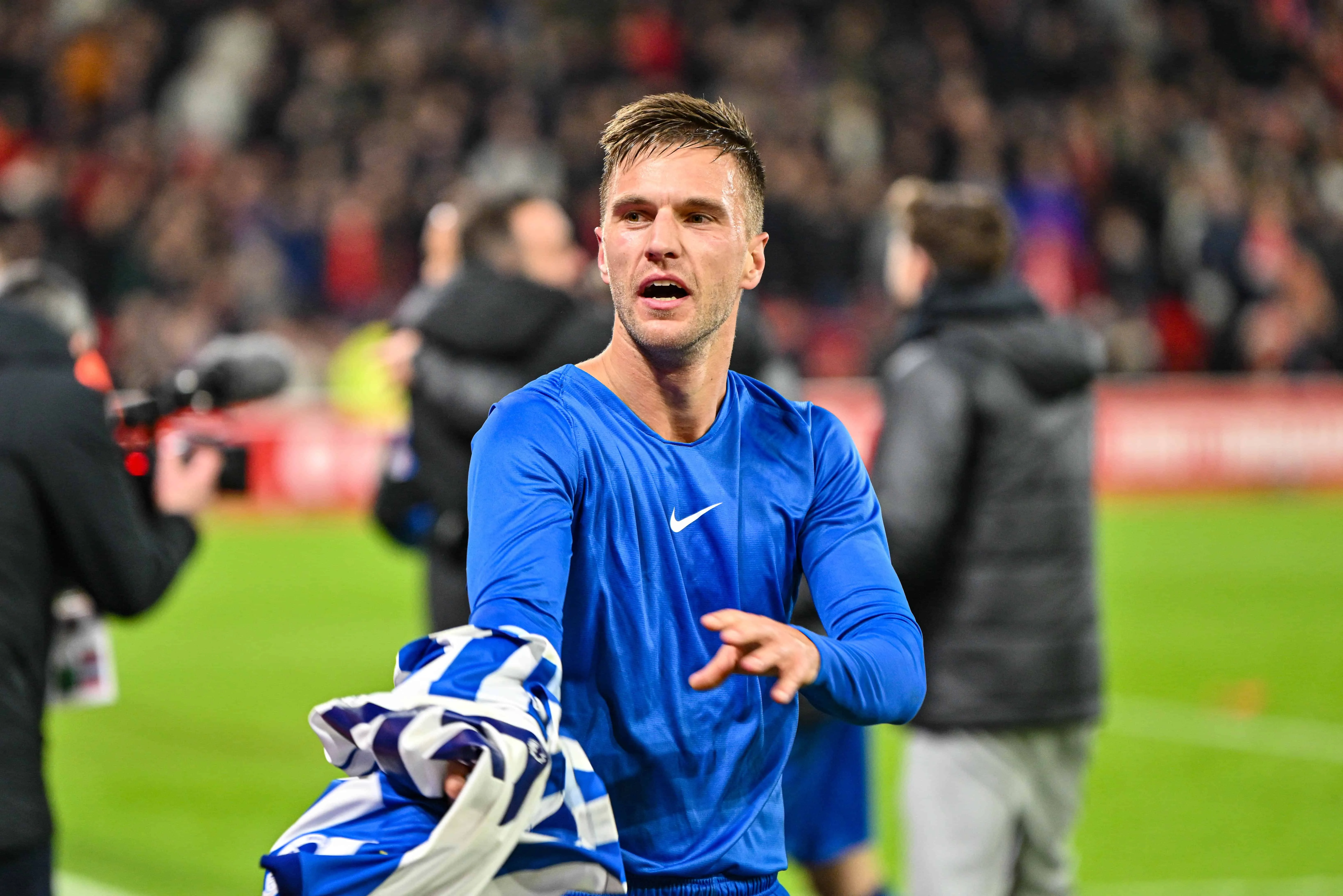 Entenda por que o Brighton procura de forma desesperada por uma camisa dada a um torcedor