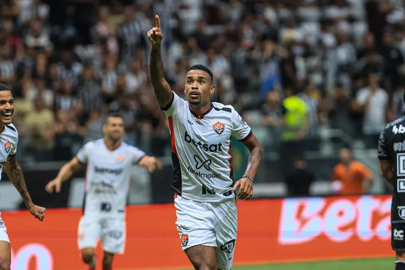 Alerrandro celebra gol contra o Atl&eacute;tico