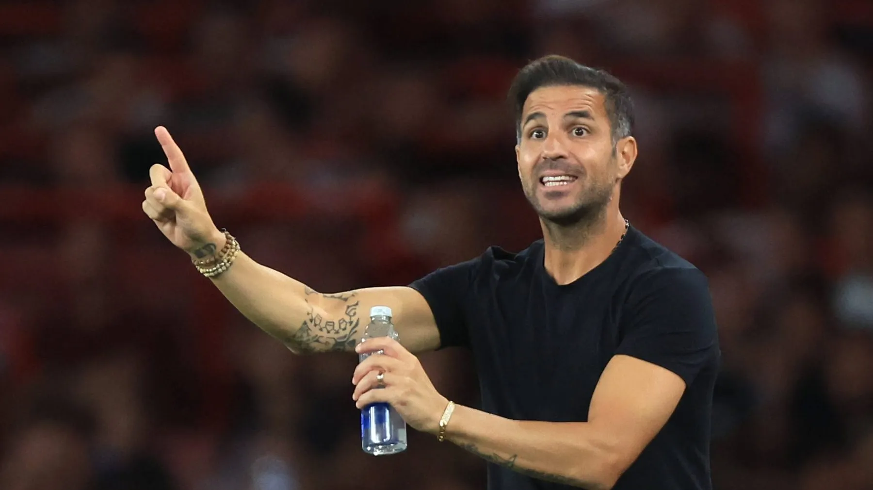 A cl&aacute;usula que pode ditar o futuro de Cesc F&agrave;bregas nas pr&oacute;ximas janelas