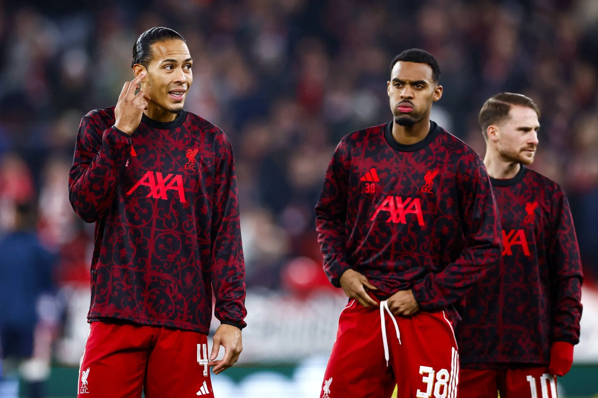 Van Dijk, Gravenberch e Mac Allister antes de jogo do Liverpool