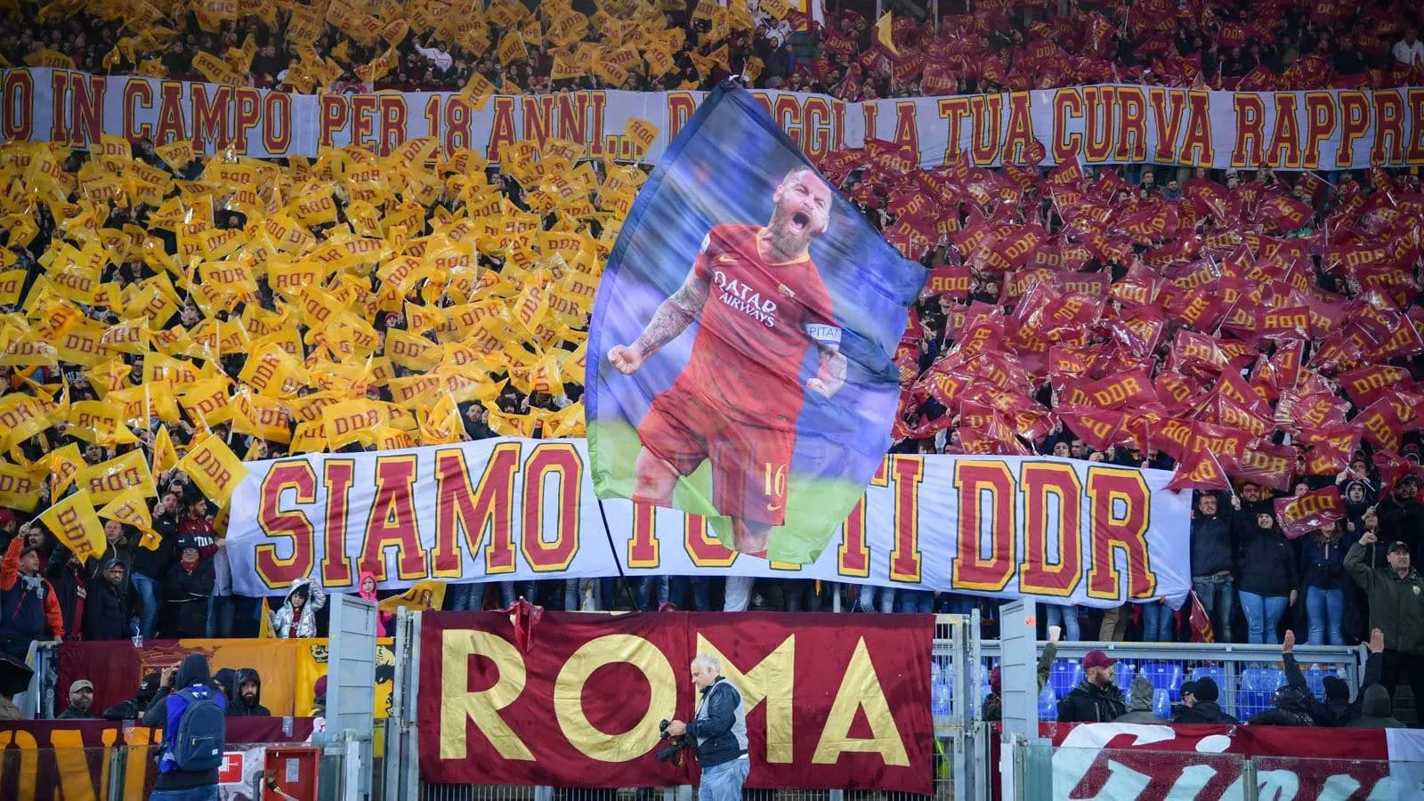 A torcida da Roma deu a De Rossi o adeus carinhoso que o &iacute;dolo n&atilde;o recebeu do clube