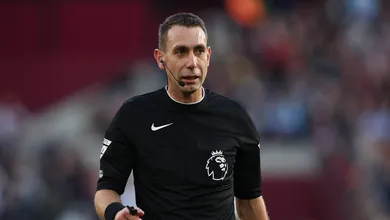 V&iacute;deo pol&ecirc;mico: como Inglaterra reagiu &agrave; suspens&atilde;o de &aacute;rbitro que brigou com Klopp?