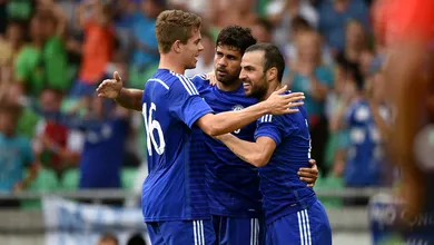 O trote de F&agrave;bregas no Chelsea foi ter que dan&ccedil;ar a Macarena