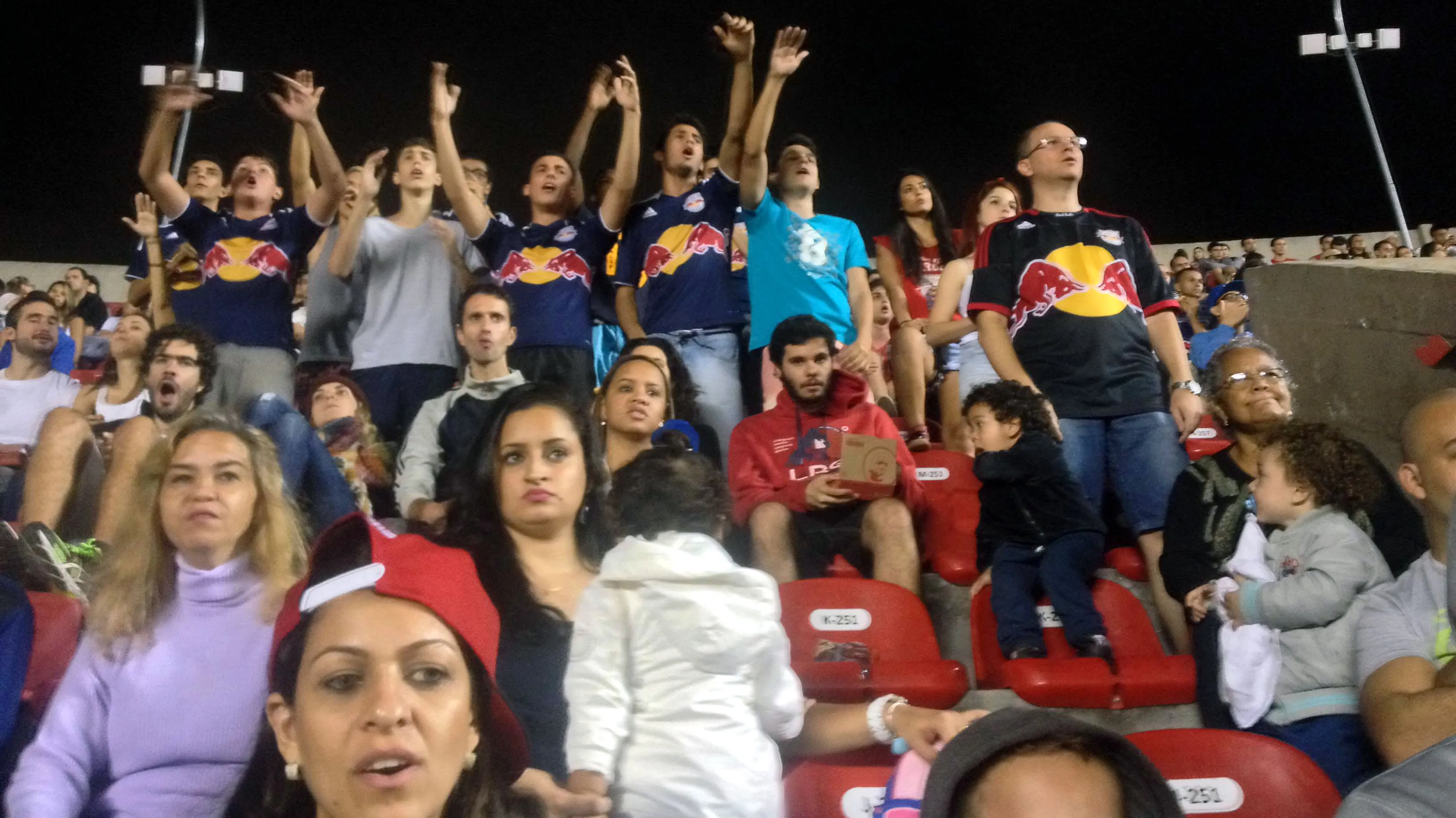 Os Toro Lokos que foram ao Morumbi levaram crian&ccedil;as, fam&iacute;lias e adolescentes gritando