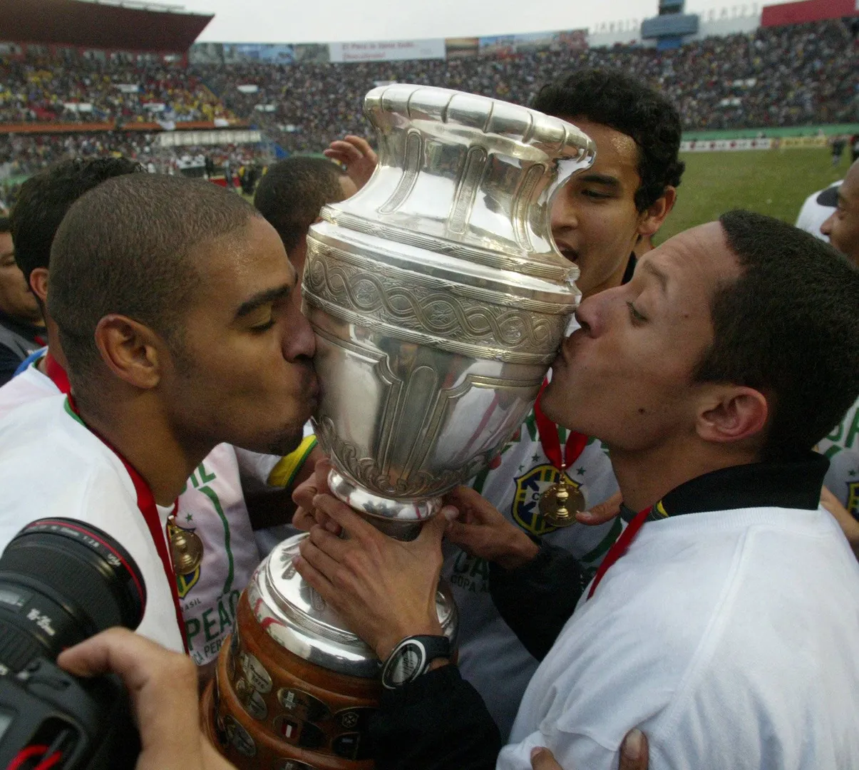 0601285833 ElComercioPeru LIMA, 25 DE JULIO DEL 2004 COPA AMERICA PERU 2004. LA SELECCION DE BRASIL FESTEJA LA OBTENCION