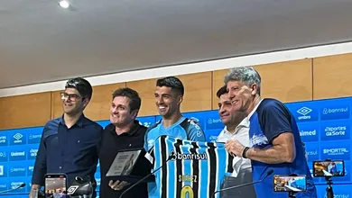 Brincadeiras, alfinetadas, legado e futuro: Su&aacute;rez d&aacute; &uacute;ltima entrevista coletiva pelo Gr&ecirc;mio