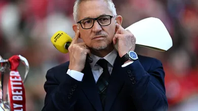 A suspens&atilde;o de Lineker pela BBC, ap&oacute;s criticar o governo brit&acirc;nico, mobiliza figuras do futebol em seu apoio