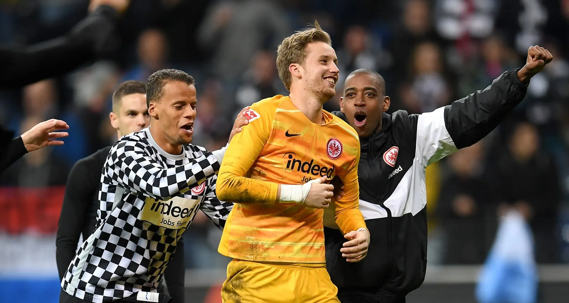 Na ciranda da Bundesliga, o Frankfurt bateu o Leverkusen por 3 a 0, mas contou com a inspira&ccedil;&atilde;o de seu goleiro reserva
