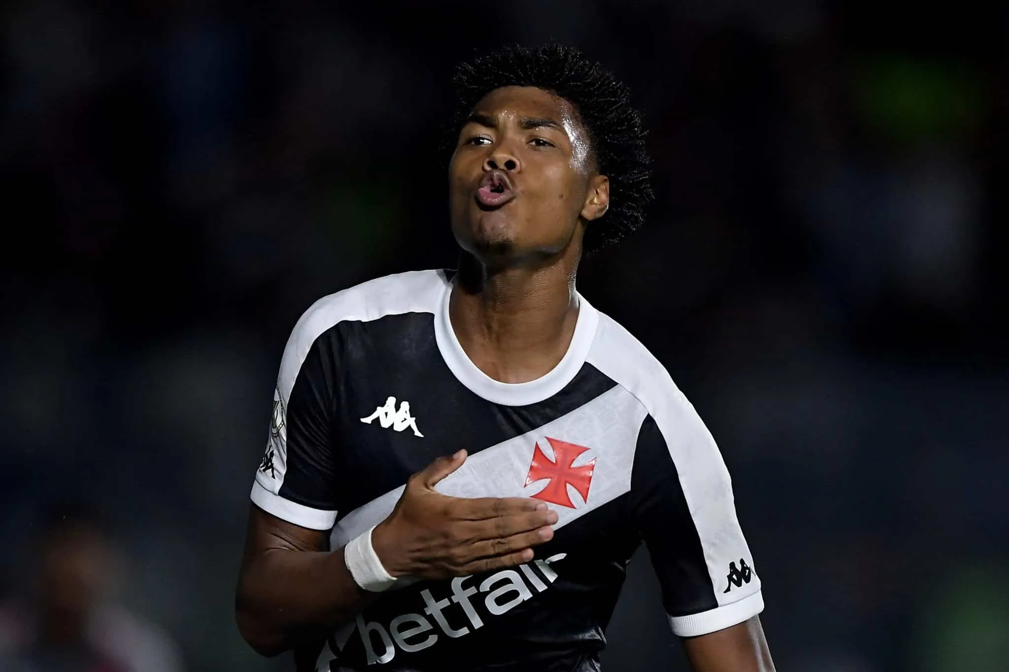 Quem &eacute; o garoto de R$ 370 milh&otilde;es que iniciou a rea&ccedil;&atilde;o do Vasco contra o RB Bragantino