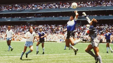 Maradona apoia o uso do &aacute;rbitro de v&iacute;deo, mesmo tendo marcado aquele gol com a m&atilde;o
