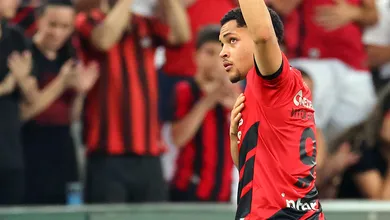 Como Vitor Roque pode ser aproveitado no Barcelona?