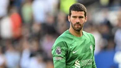 Antes de Liverpool x United, Alisson relembra 7 a 0 e afirma: &lsquo;Se eu fosse jogador deles, estaria pegando fogo&rsquo;