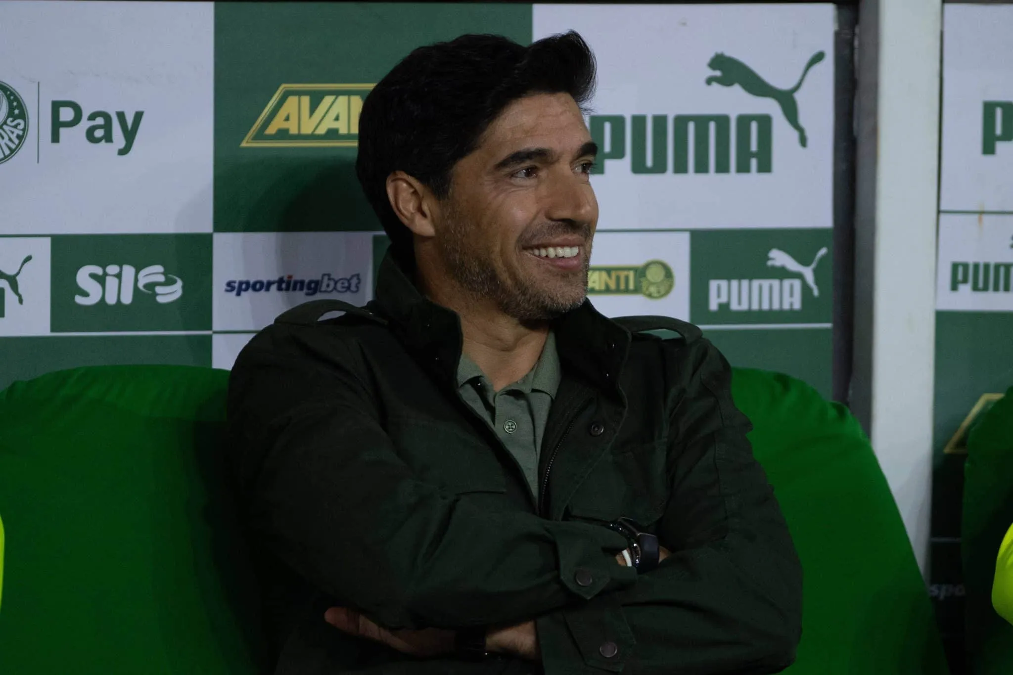 Em &lsquo;repres&aacute;lia&rsquo;, Abel d&aacute; pinta de que vai levar novela da renova&ccedil;&atilde;o com Palmeiras ao limite