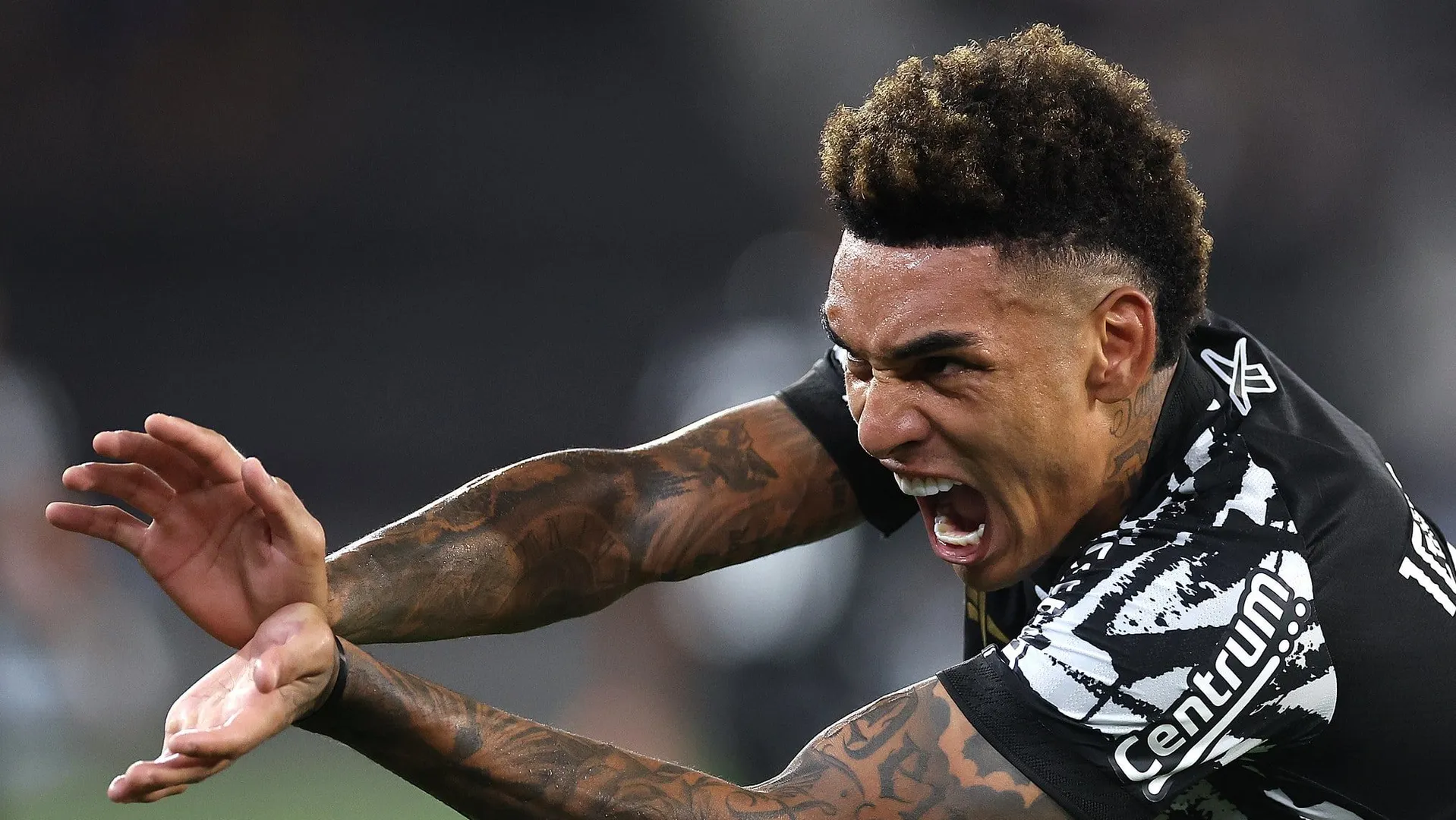 A comemora&ccedil;&atilde;o de Igor Jesus ap&oacute;s marcar contra o Juventude