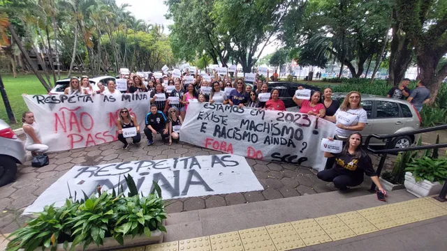 S&oacute;cias do Corinthians protestam contra Augusto Melo, candidato &agrave; presid&ecirc;ncia, acusado de misoginia