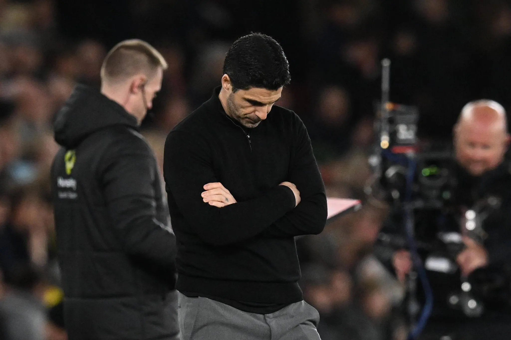 Arteta cabisbaixo durante derrota do Arsenal
