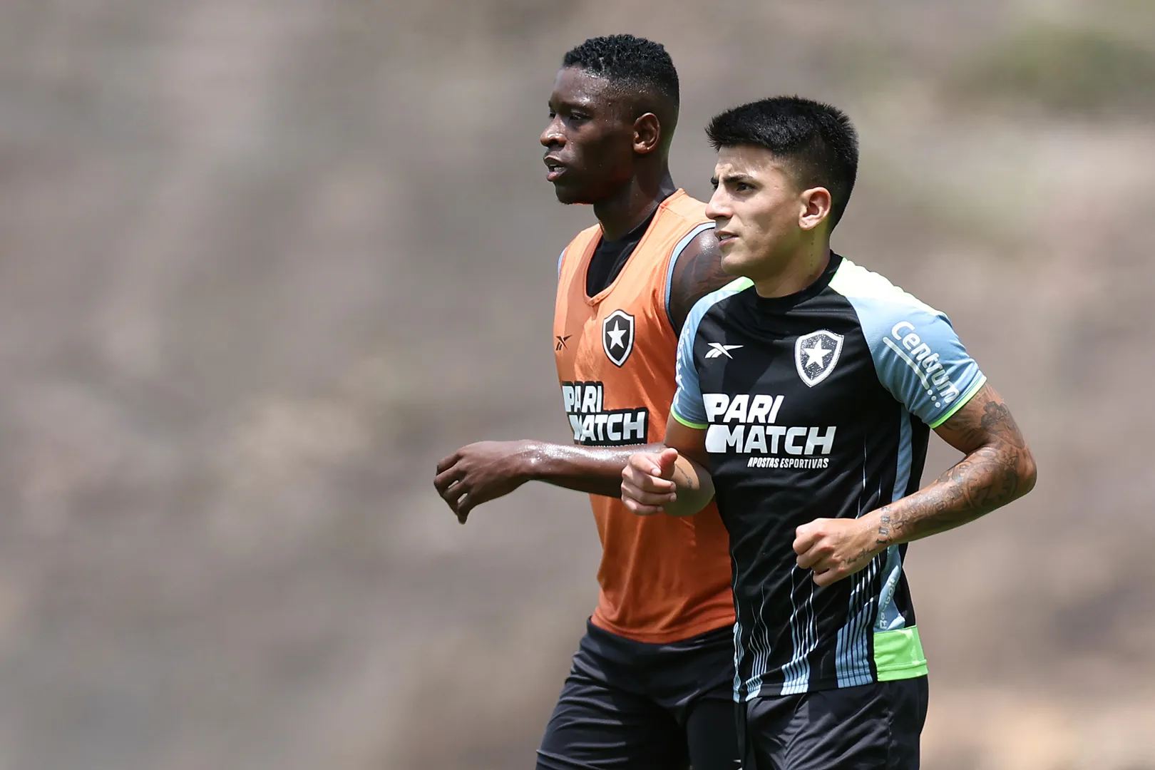 Foto: (V&iacute;tor Silva/Botafogo) - Luiz Henrique e Thiago Almada, do Botafogo