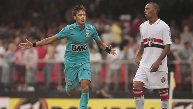 Neymar realmente &lsquo;deitava&rsquo; contra o S&atilde;o Paulo? Relembre confrontos
