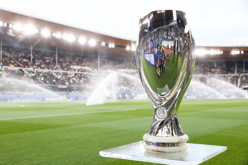 Trof&eacute;u da Supercopa da Uefa. Foto: Icon Sport