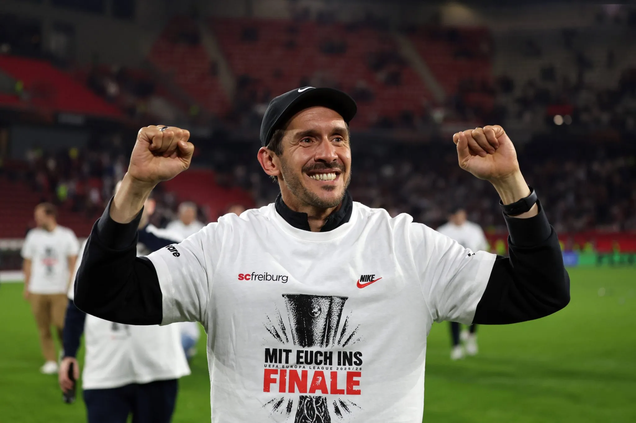 Julian Schuster celebra classifica&ccedil;&atilde;o do Freiburg para final da Liga Europa
