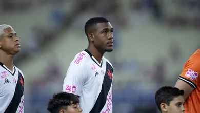 Apesar de Hugo Moura, Vasco se adapta e conta com brilho de Rayan para afundar Fortaleza
