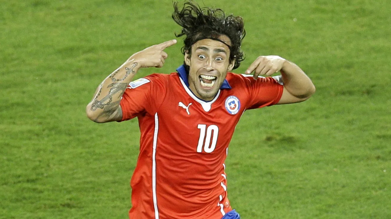 Vald&iacute;via se despede do futebol longe de ser unanimidade, mas como uma figura marcante da sele&ccedil;&atilde;o chilena