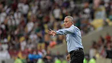 Tite reclama da arbitragem e prefere p&eacute;s no ch&atilde;o ap&oacute;s vit&oacute;ria mai&uacute;scula do Flamengo no Fla-Flu
