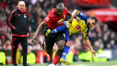 Lukaku &eacute; t&atilde;o forte que Bertrand deu uma voadora para derrub&aacute;-lo, mas foi como bater em uma parede