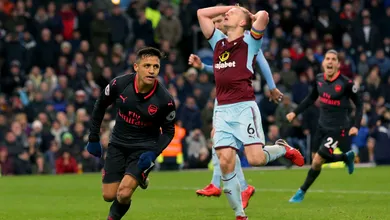 Burnley se defendeu vorazmente, mas p&ecirc;nalti no minuto final deu vit&oacute;ria ao Arsenal