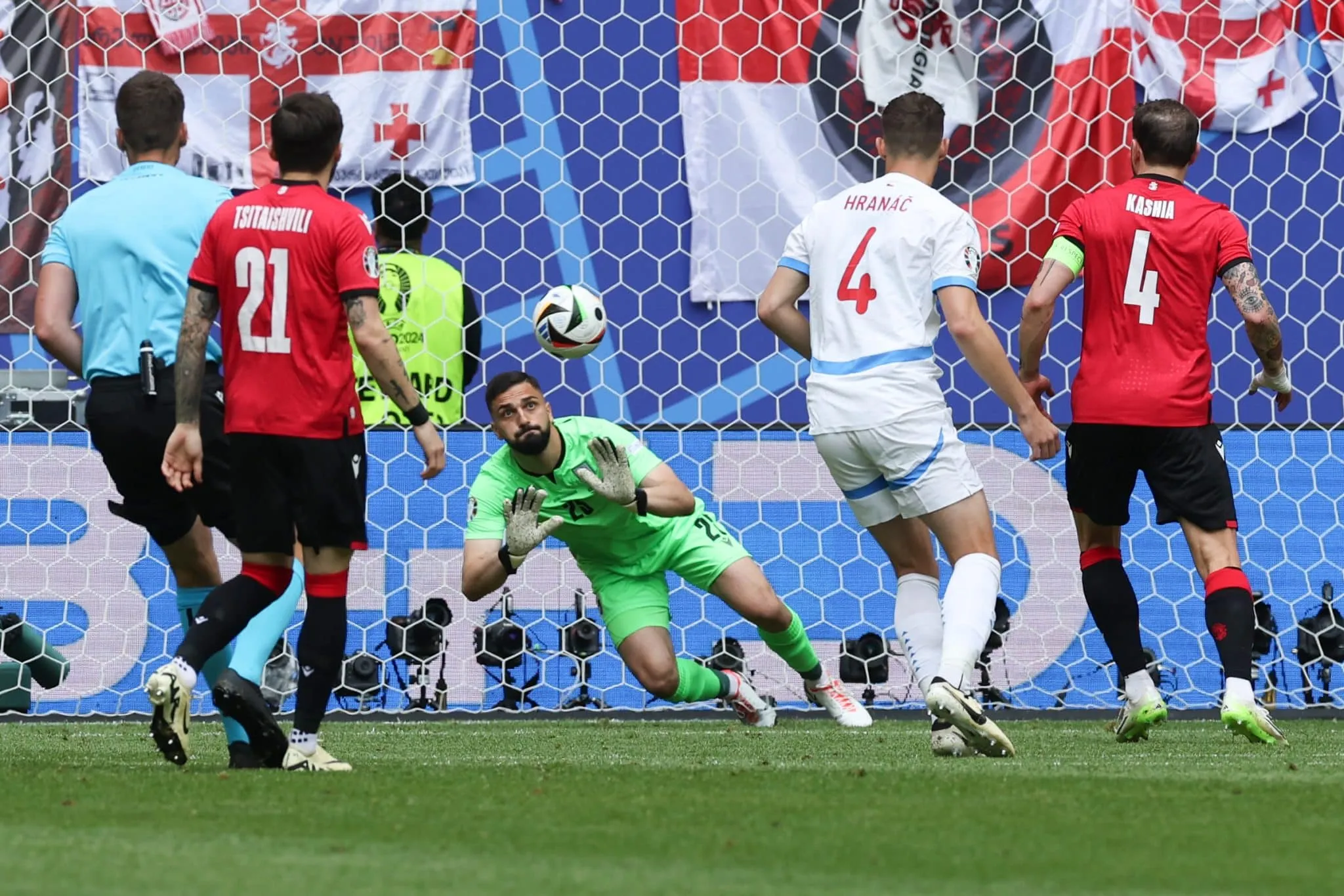 Duelo entre Ge&oacute;rgia e Tch&eacute;quia foi o puro suco do futebol e embolou ainda mais Grupo F da Euro