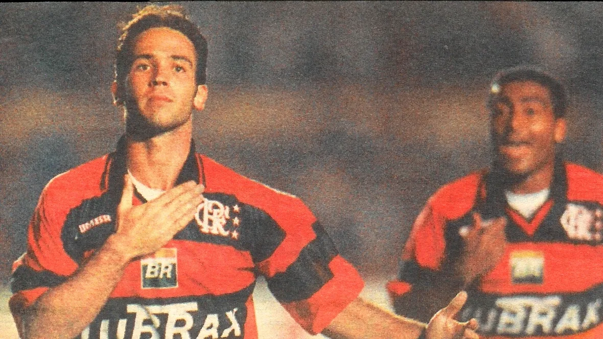 Caio, nos tempos de Flamengo, comemora gol observado por Rom&aacute;rio