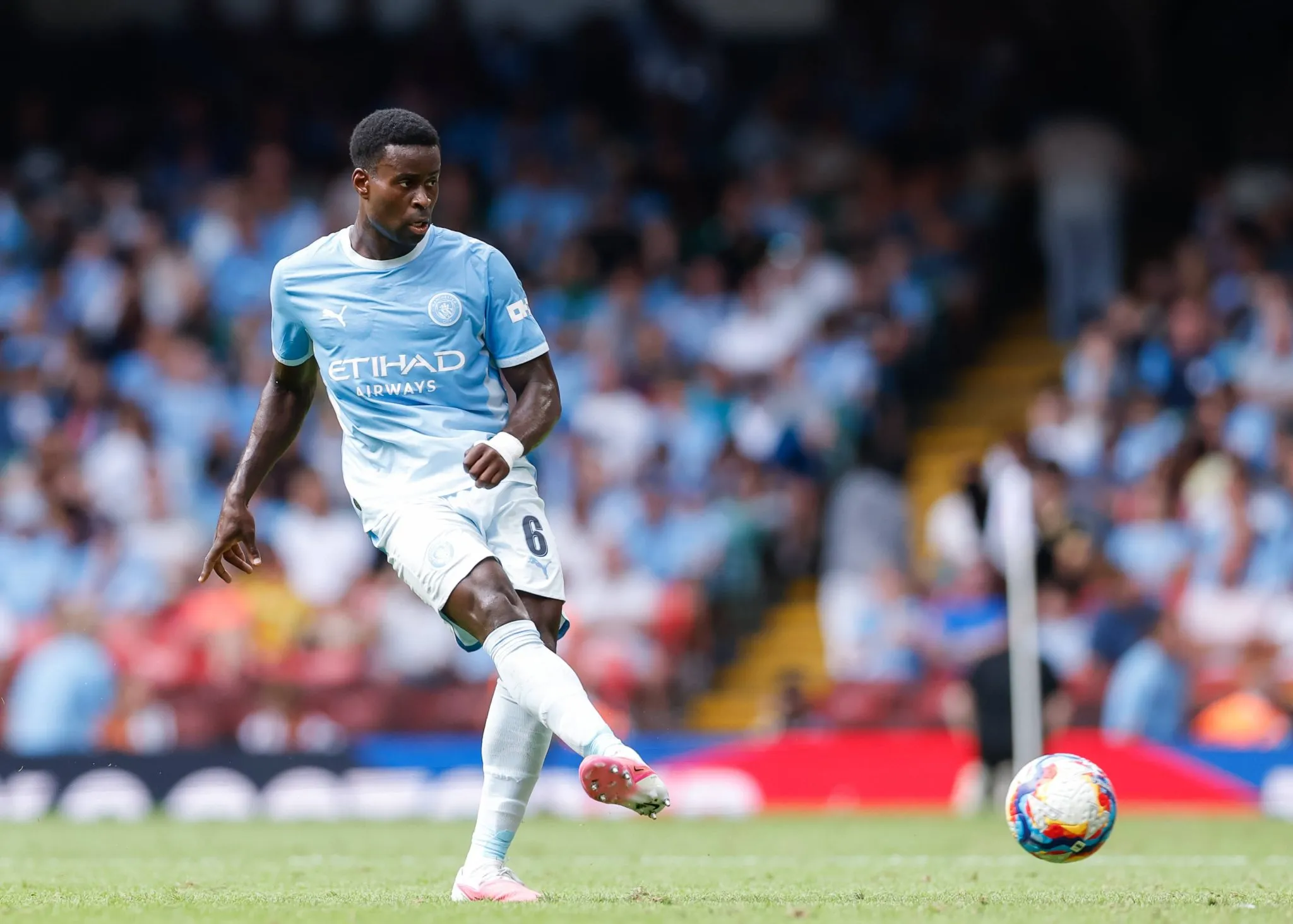 Marc Gu&eacute;hi em a&ccedil;&atilde;o pelo Manchester City