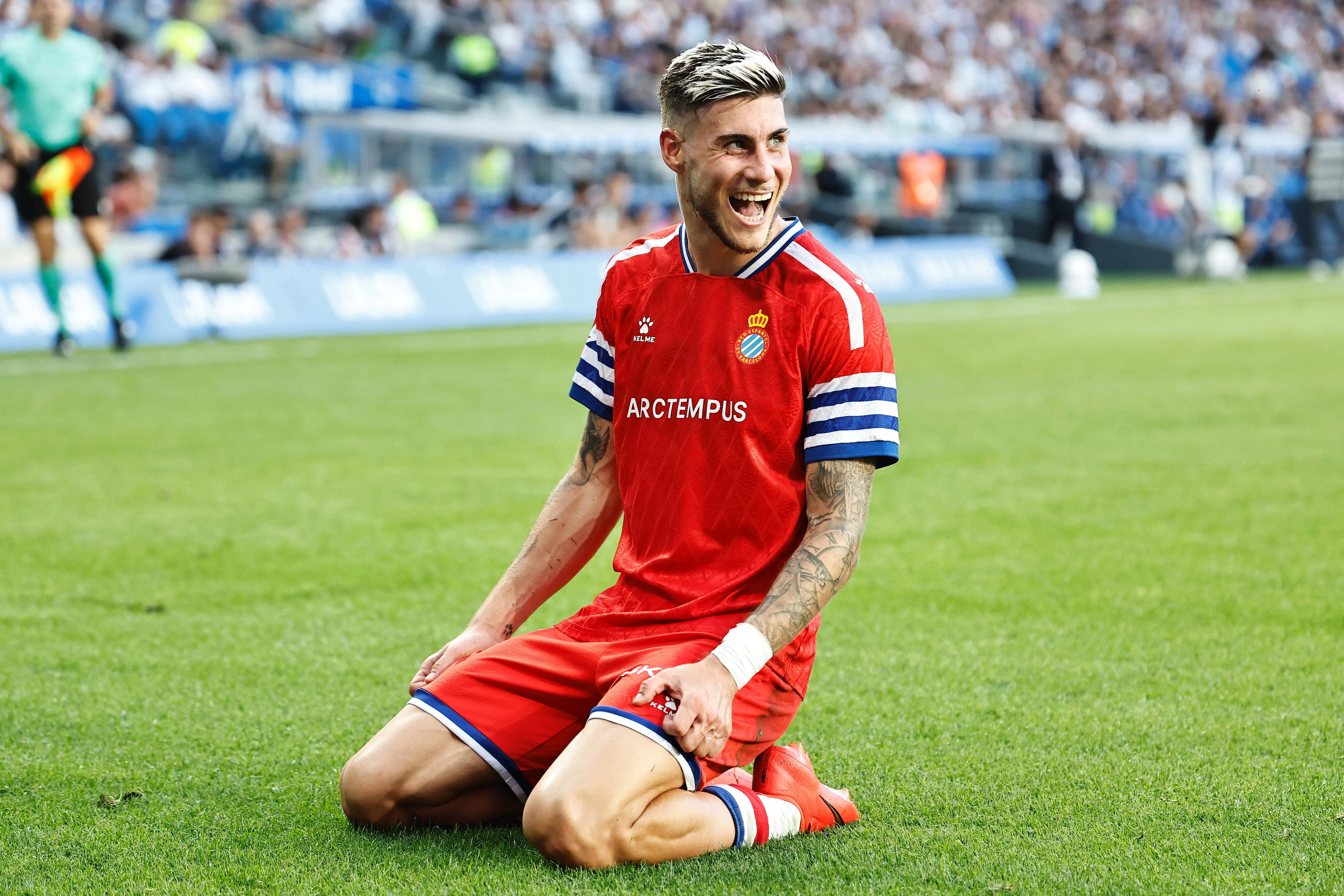 Roberto Fern&aacute;ndez celebra gol pelo Espanyol