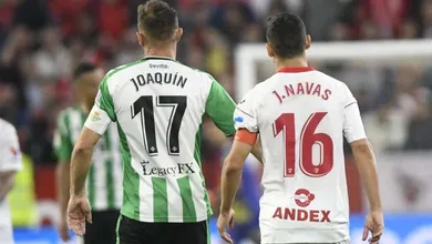 Lenda reconhece lenda: Jes&uacute;s Navas foi dar seu abra&ccedil;o na despedida de Joaqu&iacute;n, num encontro tit&acirc;nico para a cidade de Sevilha