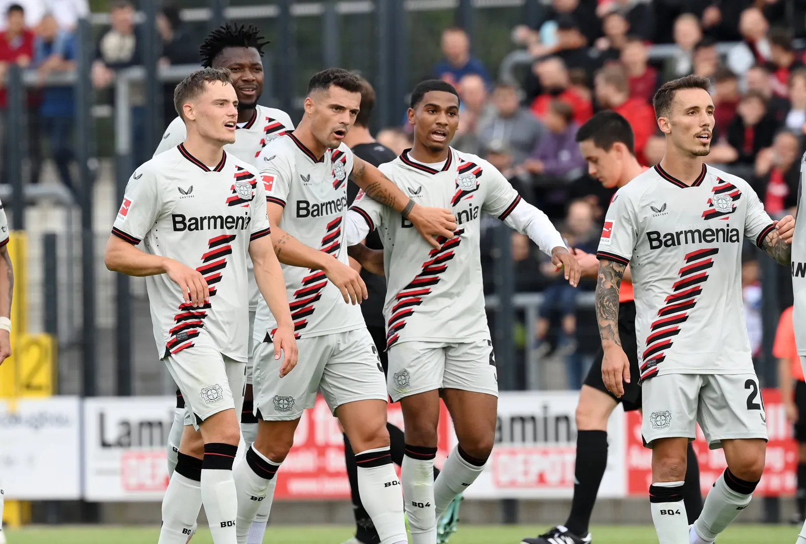 Wirtz, Tapsoba, Xhaka, Adli e Grimaldo comemoram gol do Bayer Leverkusen