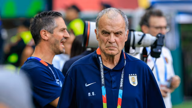 Eliminado nos grupos de novo, Uruguai paga pre&ccedil;o por atraso de dois anos com Bielsa