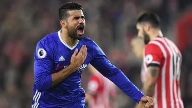 Diego Costa se isolou na artilharia da Premier League anotando um gola&ccedil;o contra os Saints