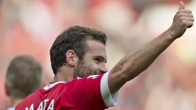 Mata deixa comiss&atilde;o t&eacute;cnica o esperando para cumprimentar garoto com defici&ecirc;ncia
