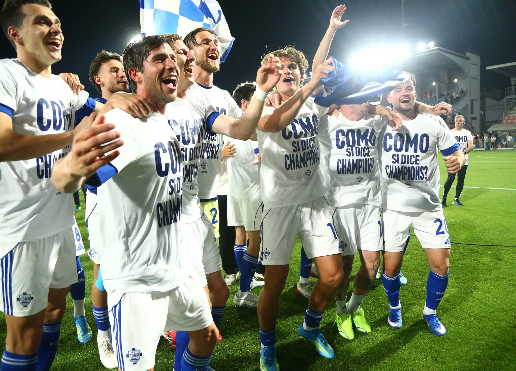 Jogadores do Como comemoram classifica&ccedil;&atilde;o &agrave; Liga dos Campe&otilde;es (Foto: Icon Sport/Alberto Marianii/Lapresse)