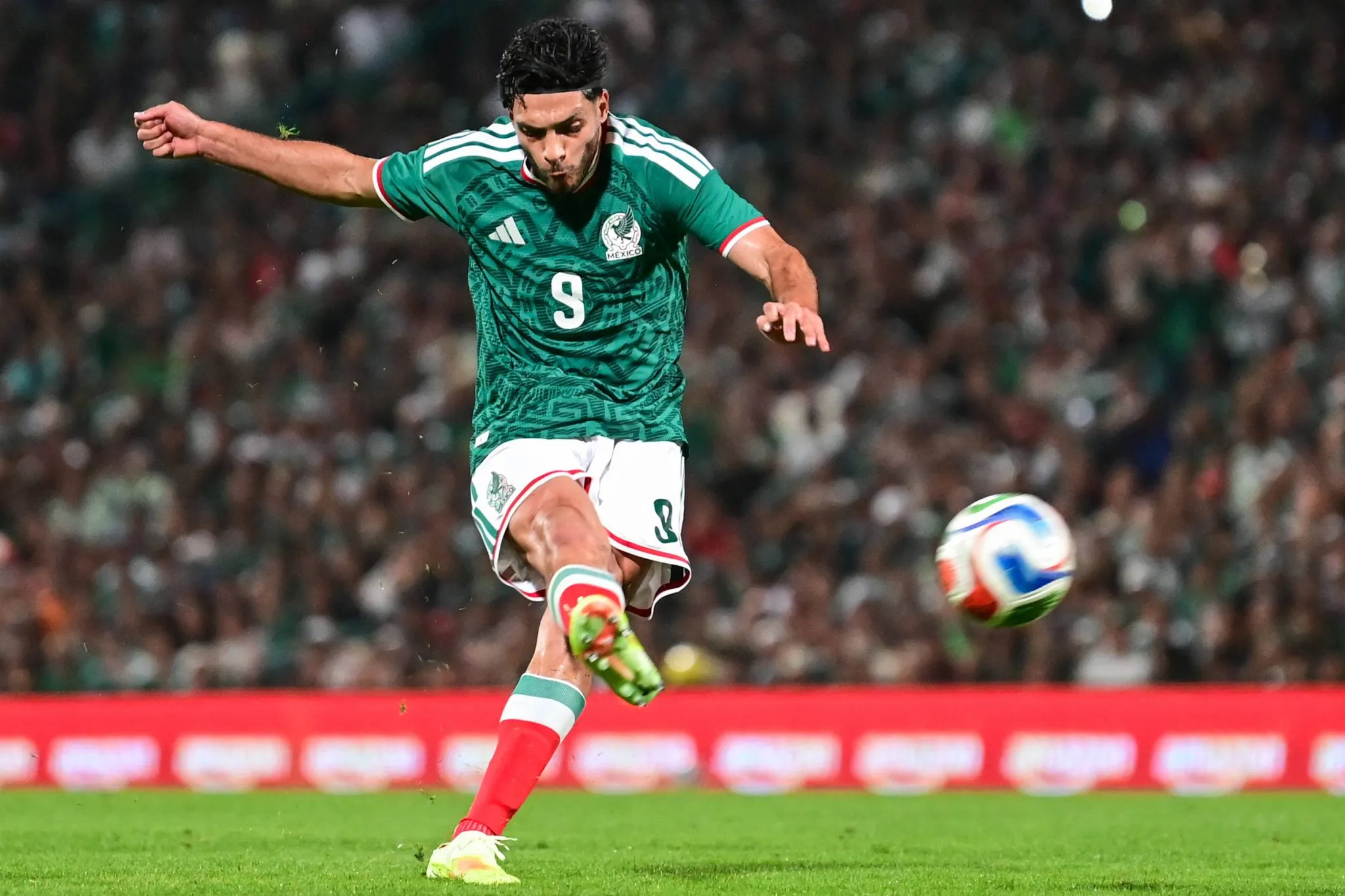 Ra&uacute;l Jim&eacute;nez em a&ccedil;&atilde;o pelo M&eacute;xico (Foto: IMAGO / Straffon Images)