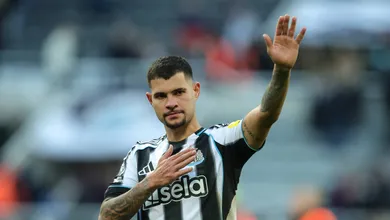 &lsquo;Jogador e pessoa especial&rsquo;: T&eacute;cnico do Newcastle se derrete ap&oacute;s gol decisivo de Bruno Guimar&atilde;es