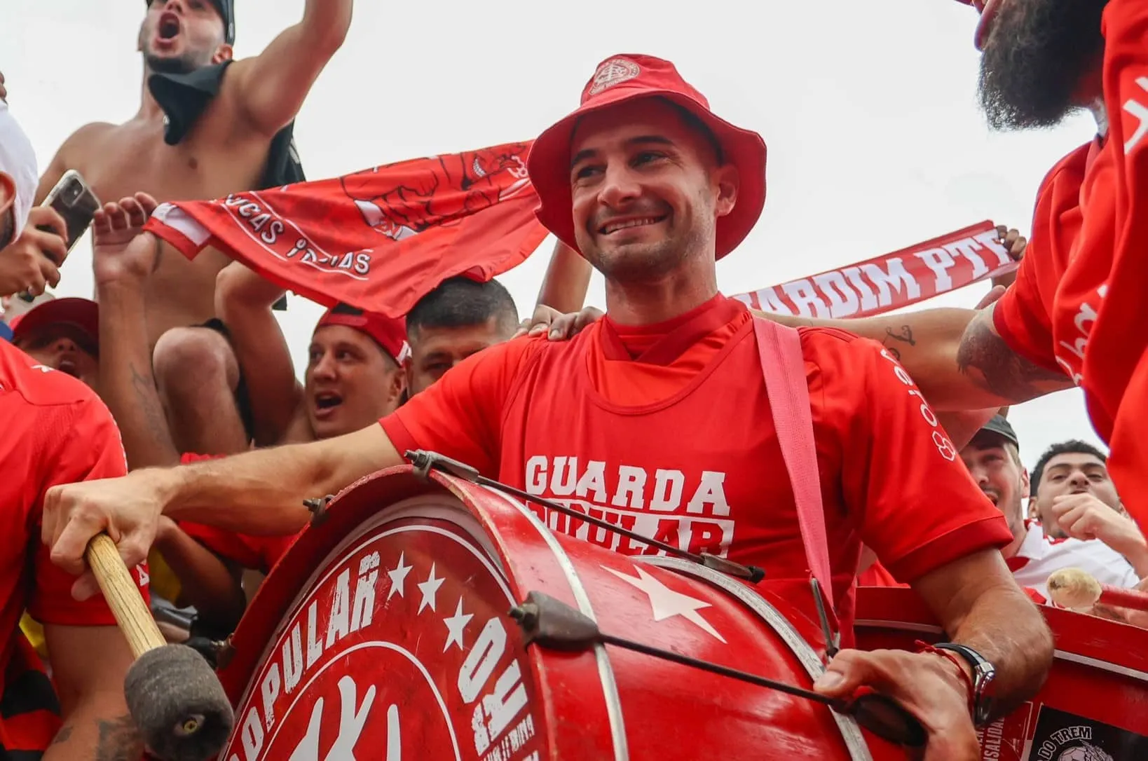 Lucas Alario foi para os bra&ccedil;os da torcida do Internacional em sua chegada a Porto Alegre