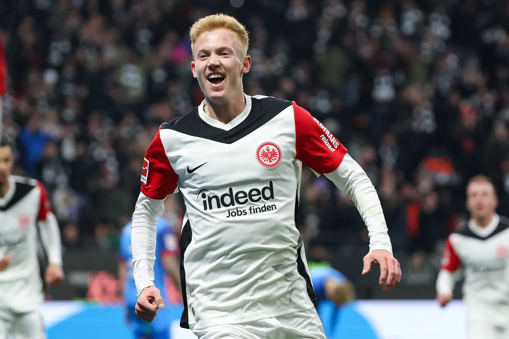 Hugo Larsson em a&ccedil;&atilde;o pelo Eintracht Franfurt